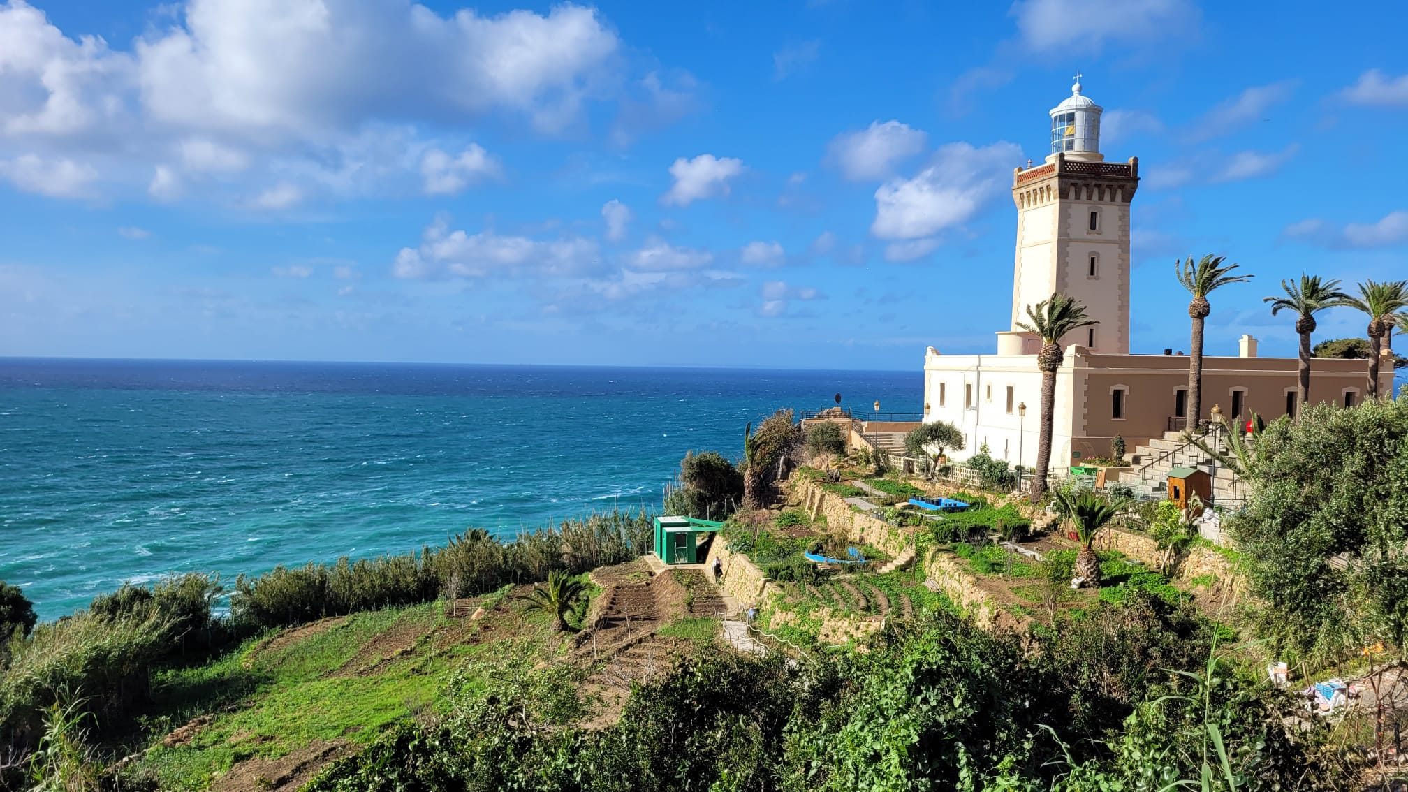 Phare de Tanger dominant l’Atlantique et les jardins côtiers